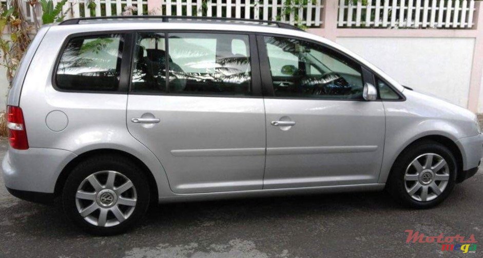 2007' Volkswagen Touran photo #3