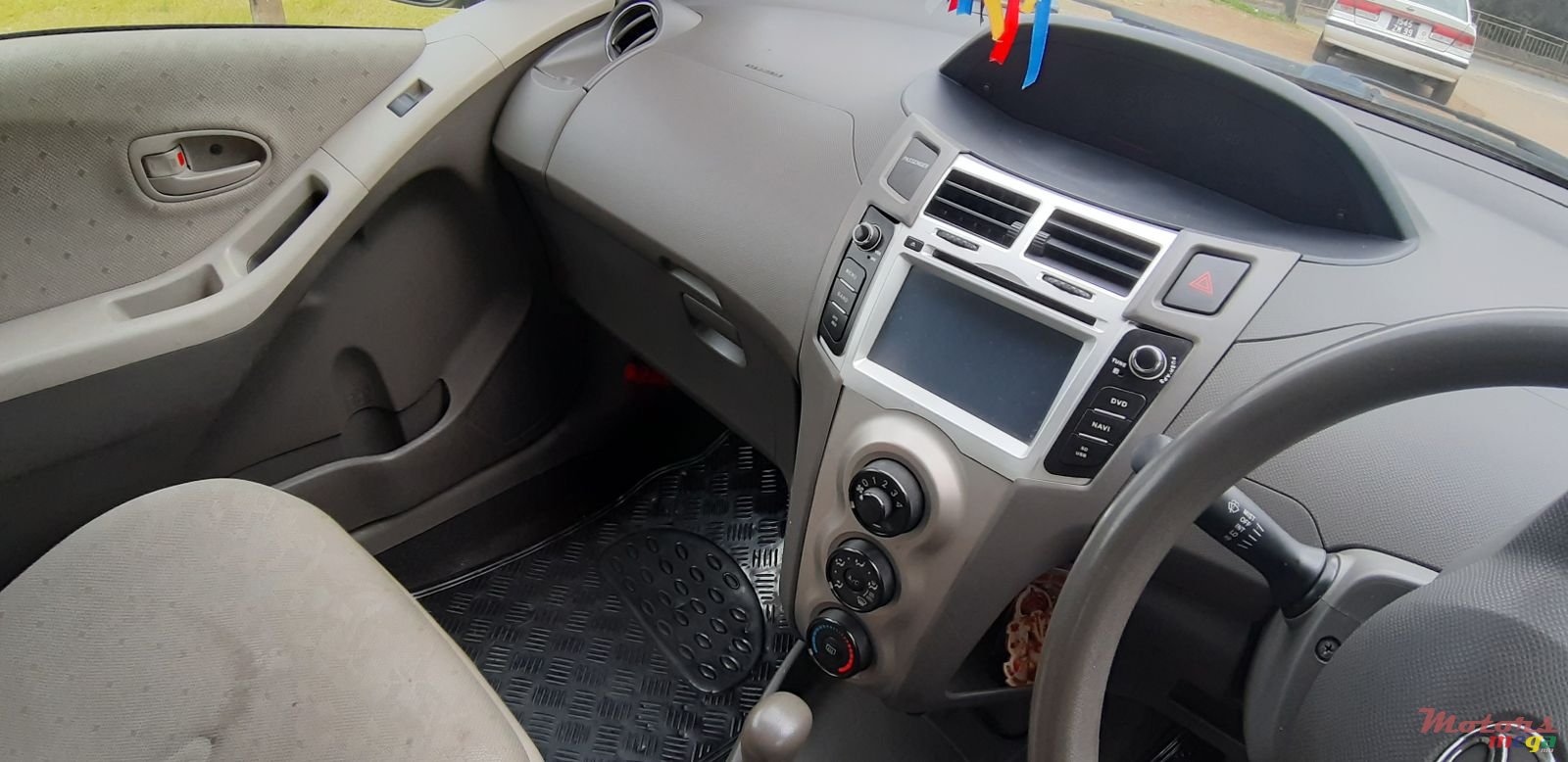 2009' Toyota Vitz photo #4