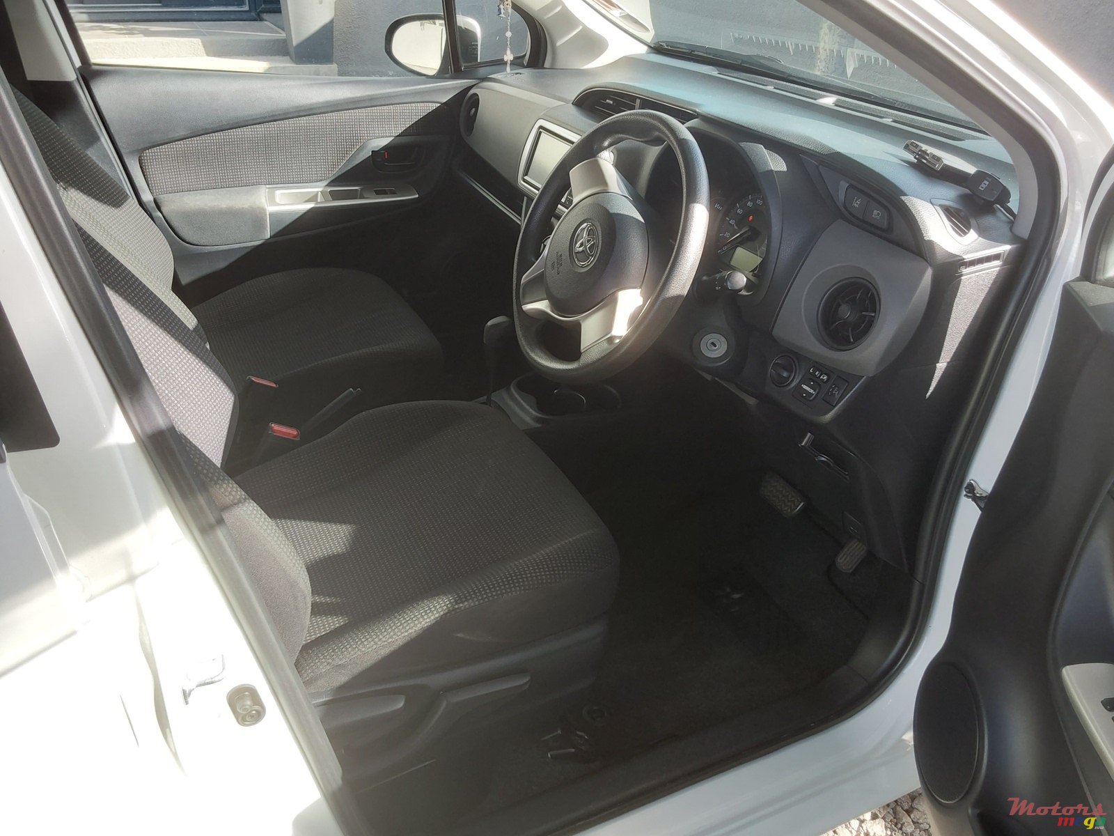 2016' Toyota Vitz photo #4