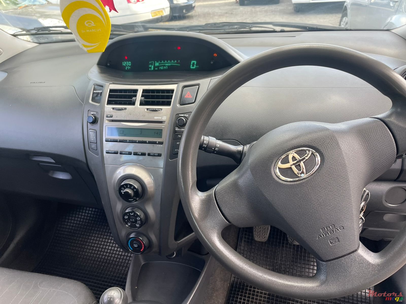 2010' Toyota Yaris photo #3