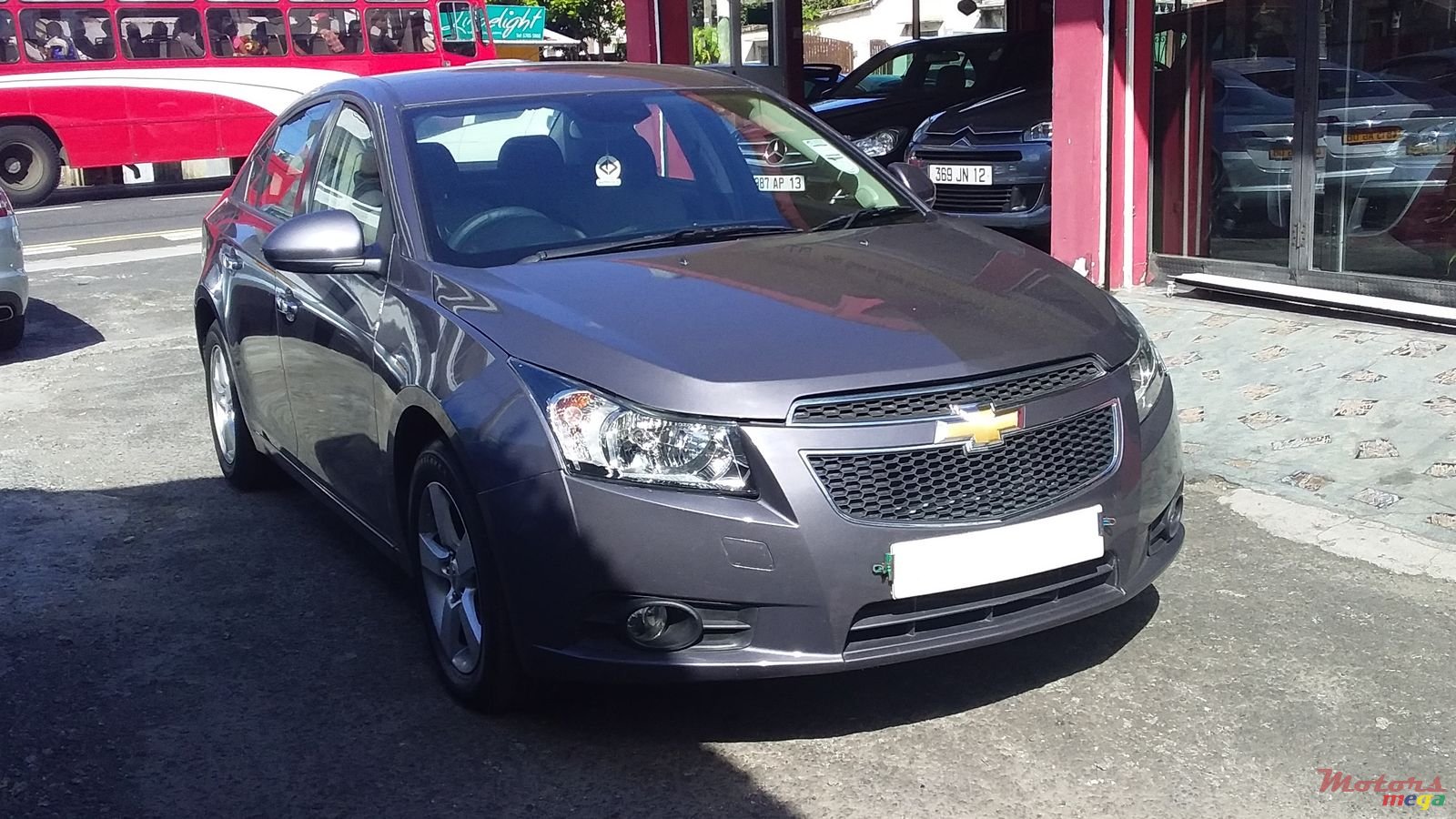 2012' Chevrolet Cruze photo #1