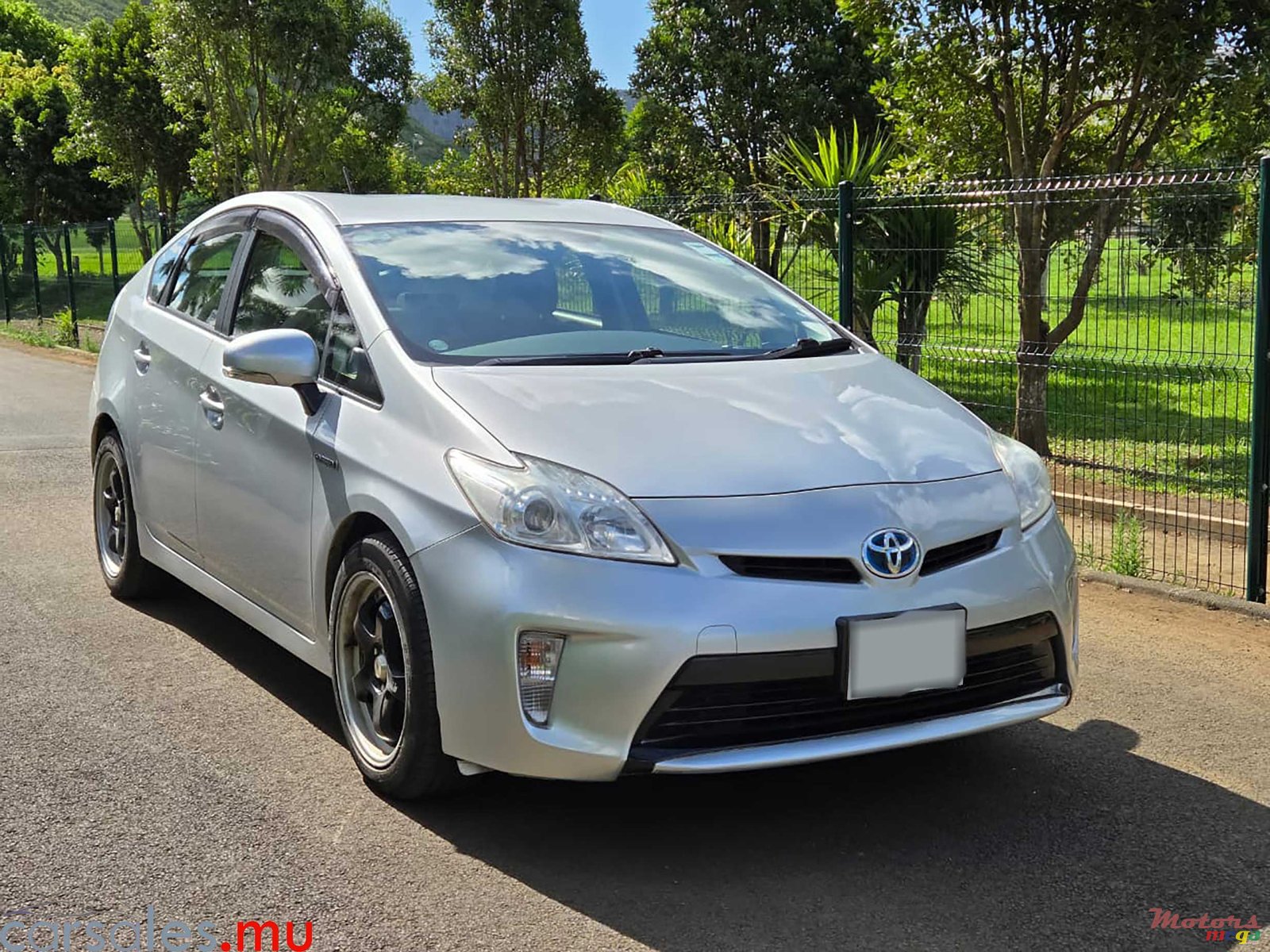 2013' Toyota Prius 1.8 Hybrid photo #2