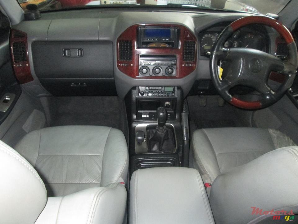 2005' Mitsubishi Pajero photo #5