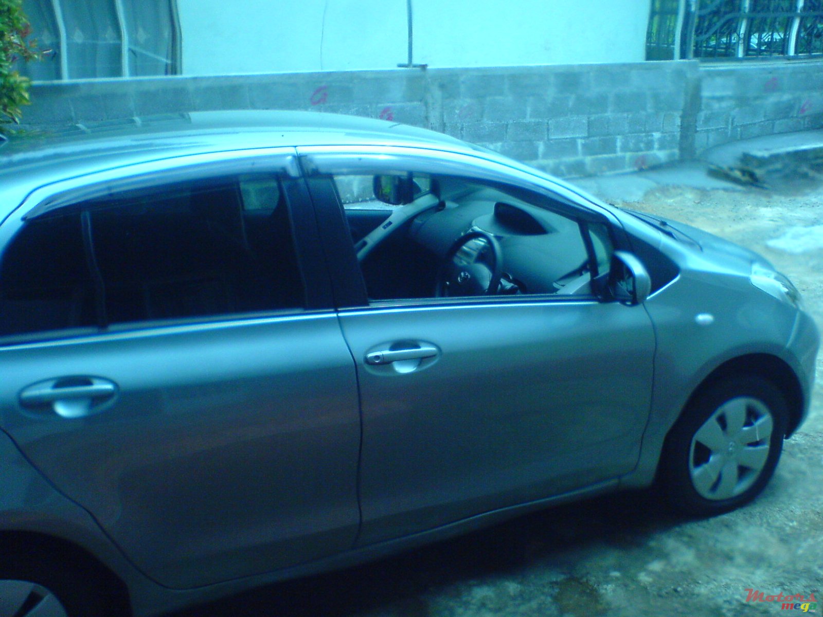 2007' Toyota Vitz photo #1