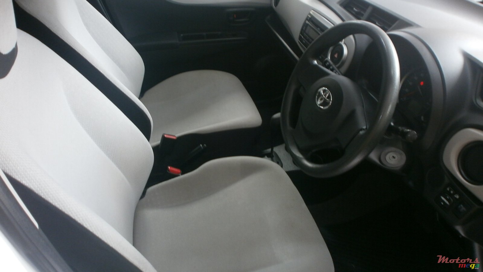 2013' Toyota Vitz JAPAN photo #4