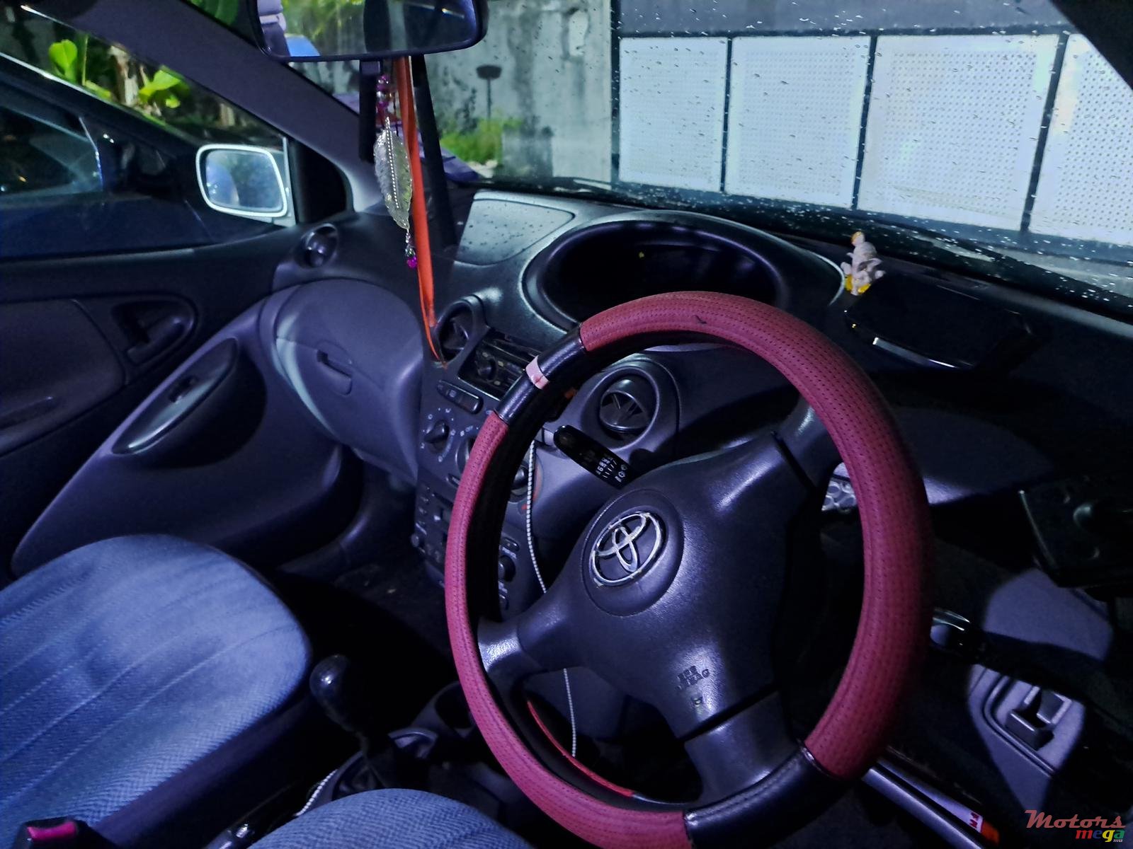 2002' Toyota Vitz photo #2