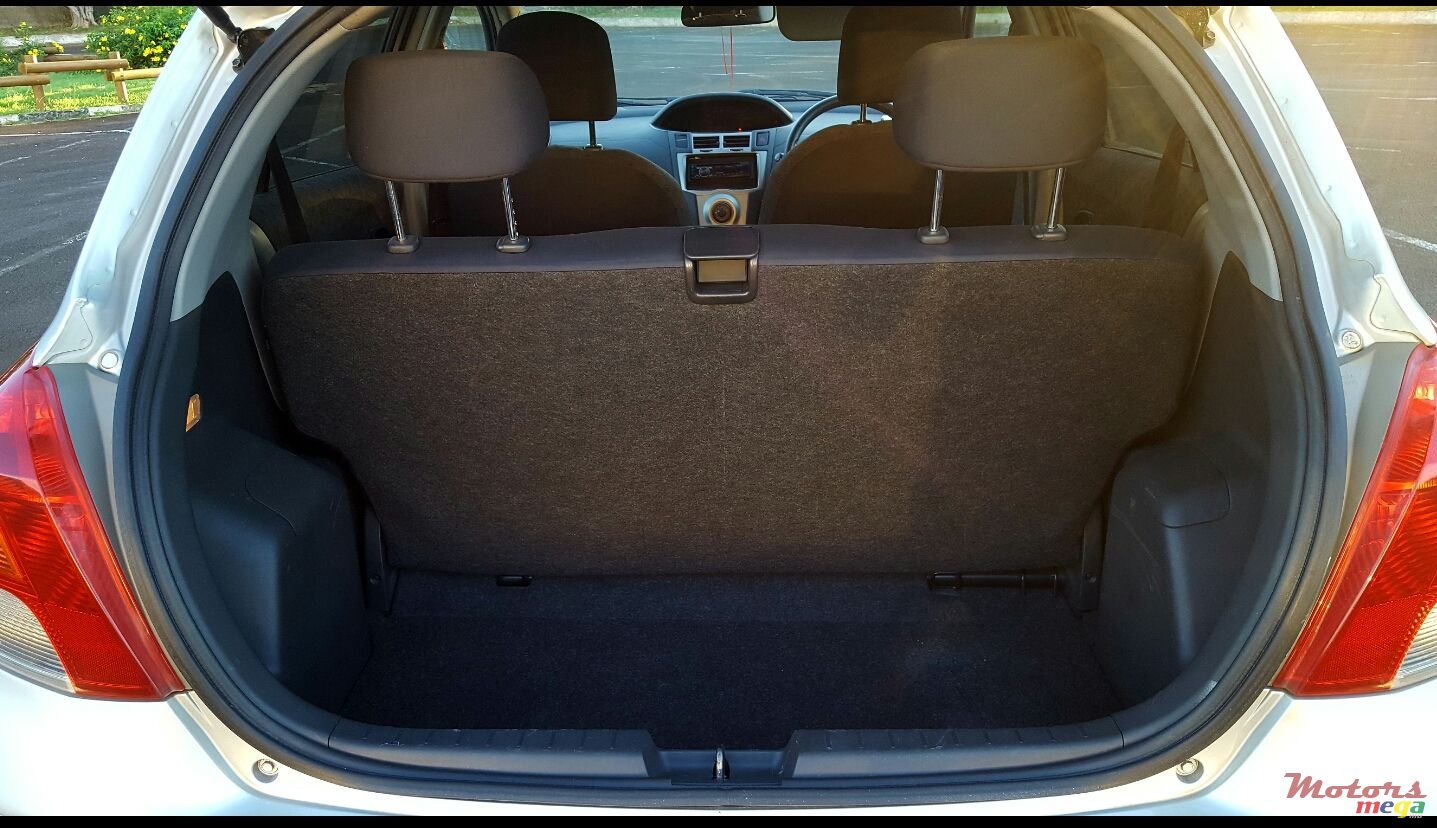 2008' Toyota Vitz photo #7