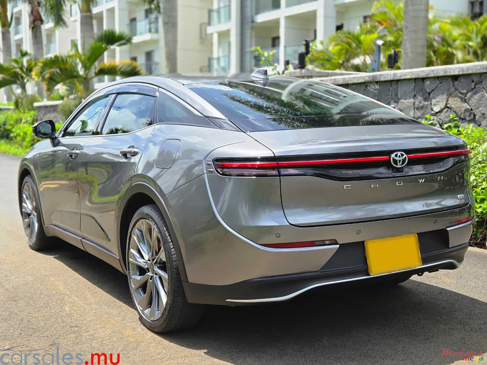 2022' Toyota Crown Crossover 2.5 Hybrid photo #3