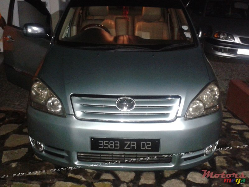 2002' Toyota Picnic photo #1