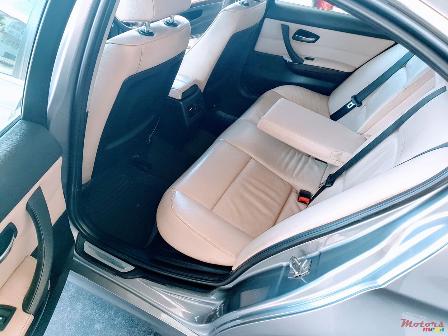 2011' BMW 320 photo #6