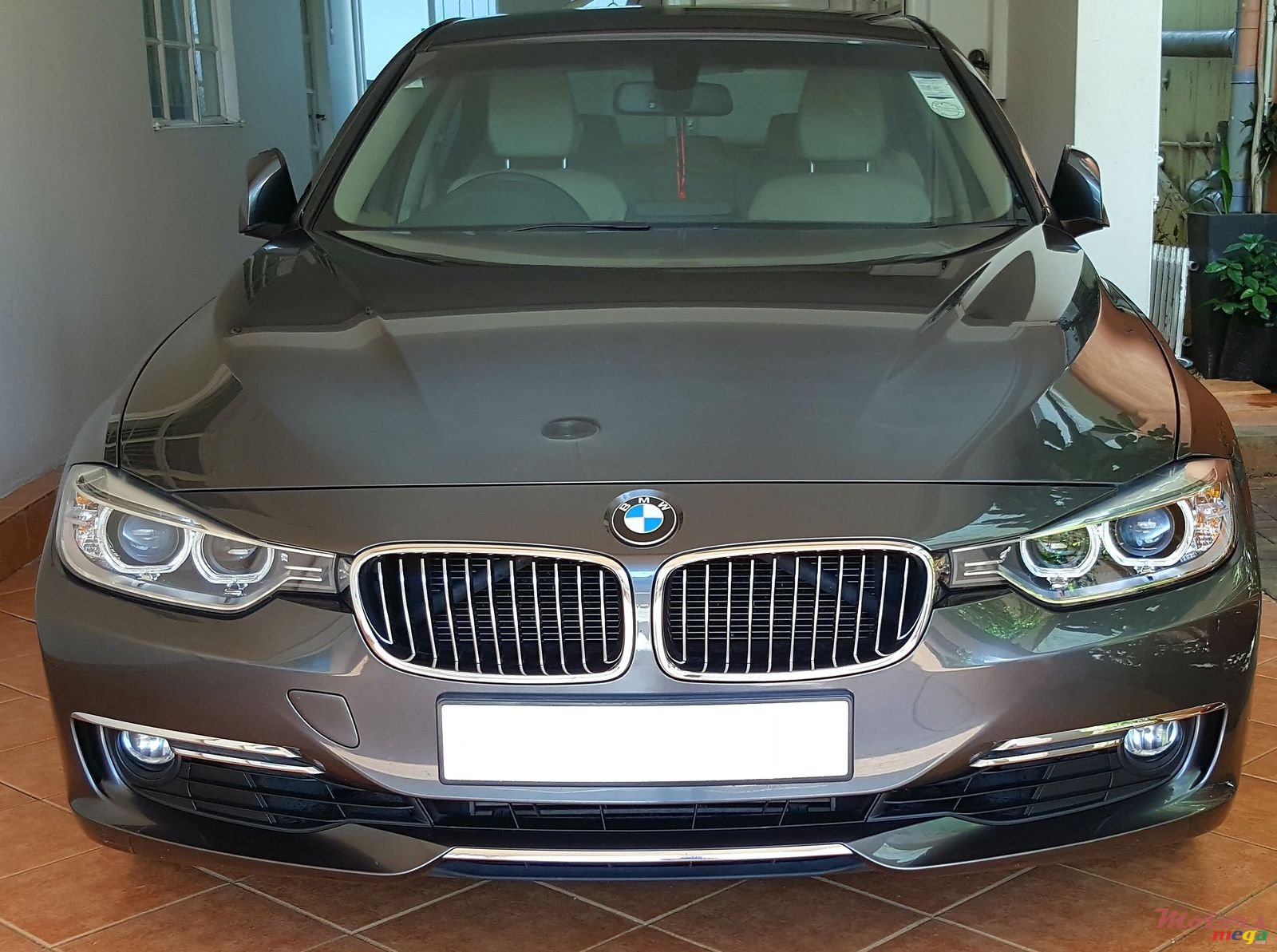 2012' BMW 320 photo #1