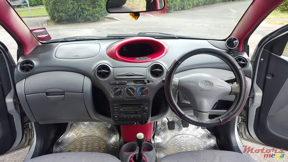 2000' Toyota Vitz photo #6