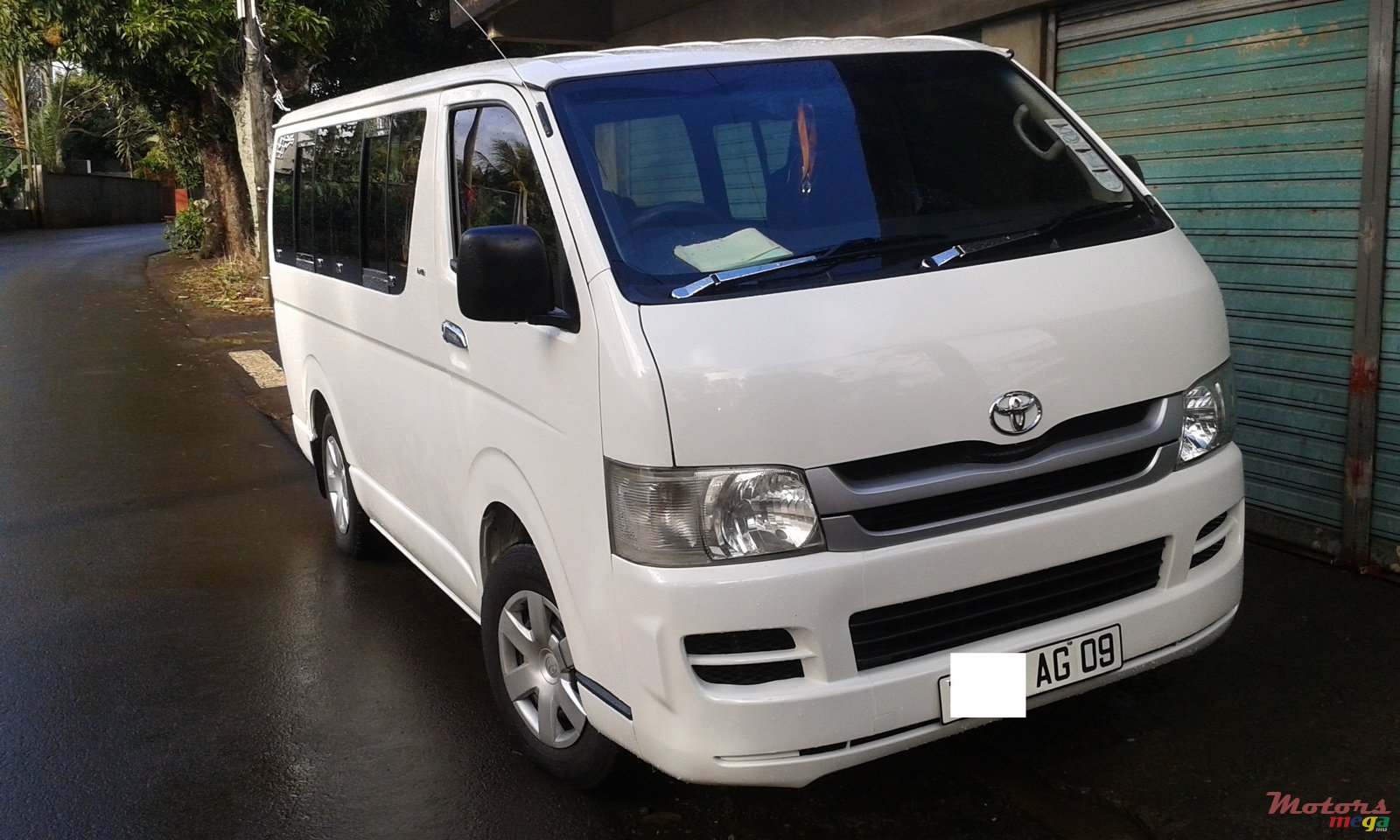 2009' Toyota HiAce photo #1
