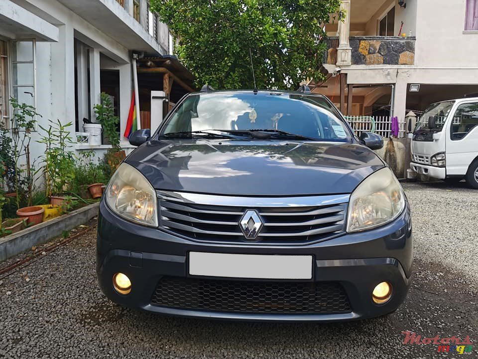 2009' Renault Sandero photo #1