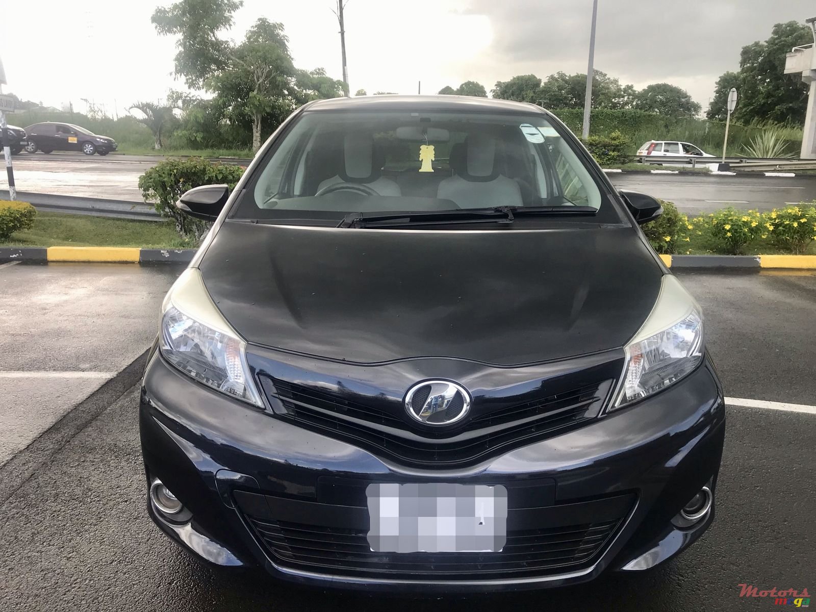 2011' Toyota Vitz photo #2