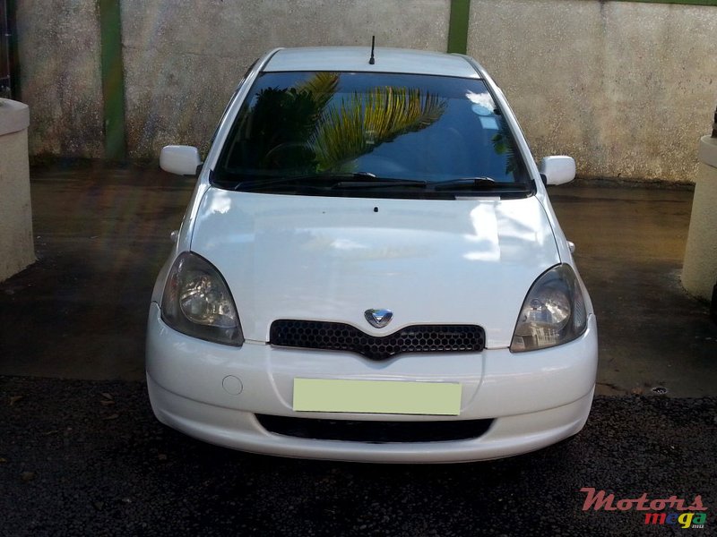 1999' Toyota Vitz photo #1