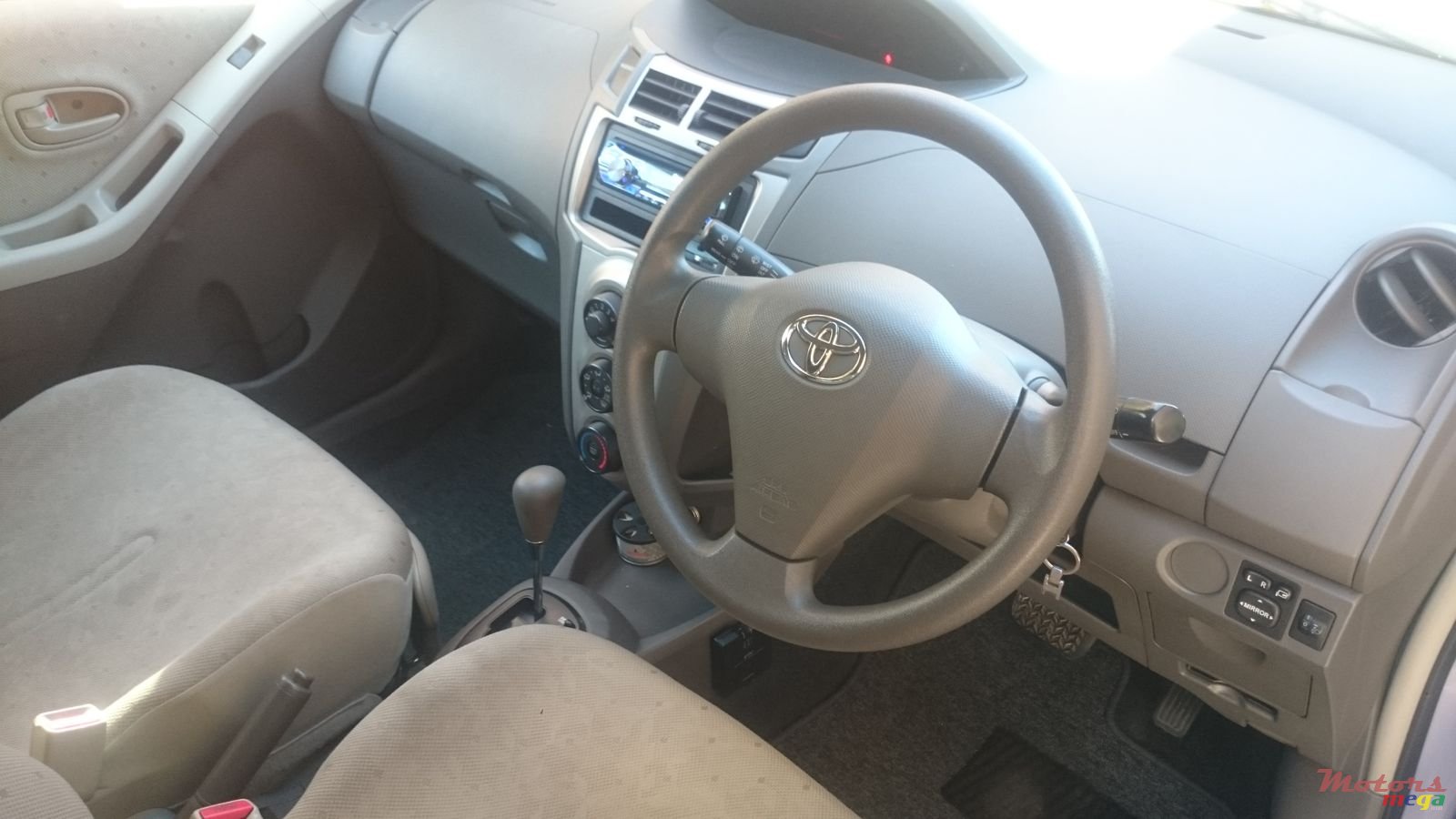 2009' Toyota Vitz photo #5