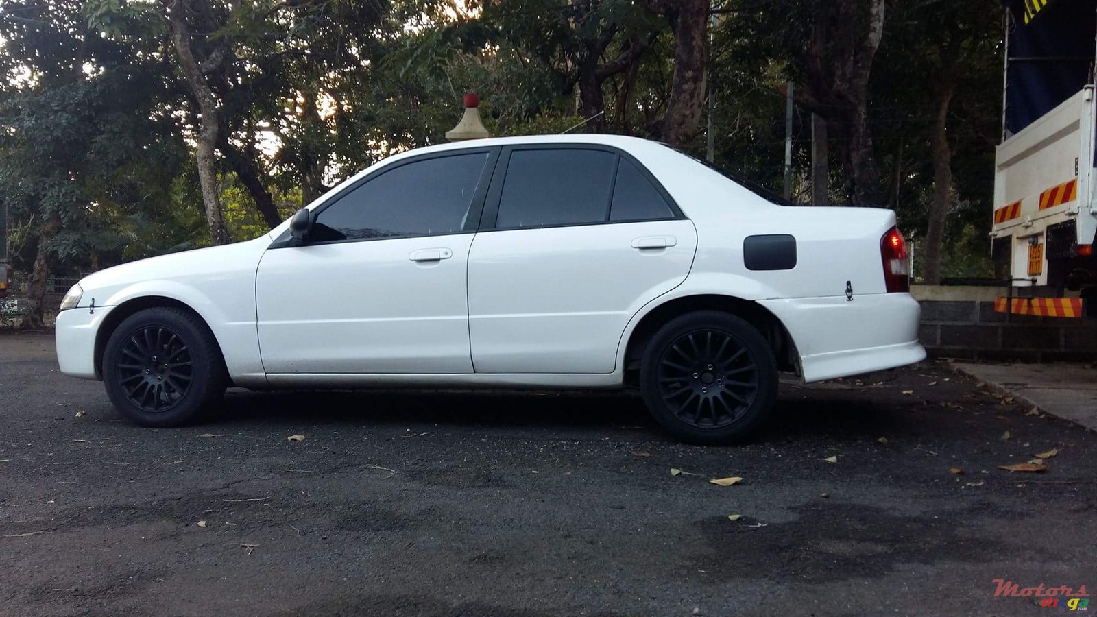 1999' Mazda 323 photo #2