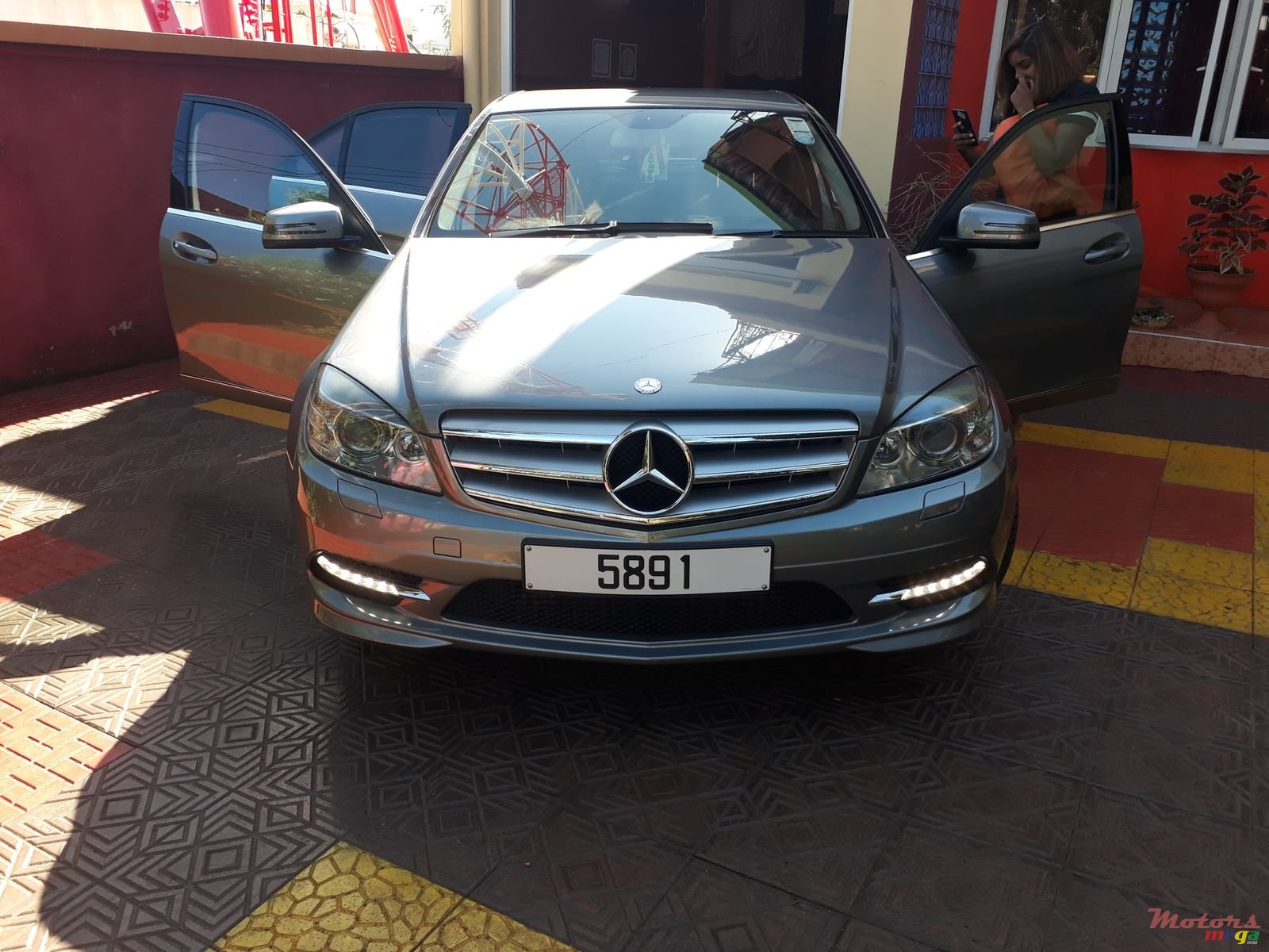 2011' Mercedes-Benz C-Class photo #1