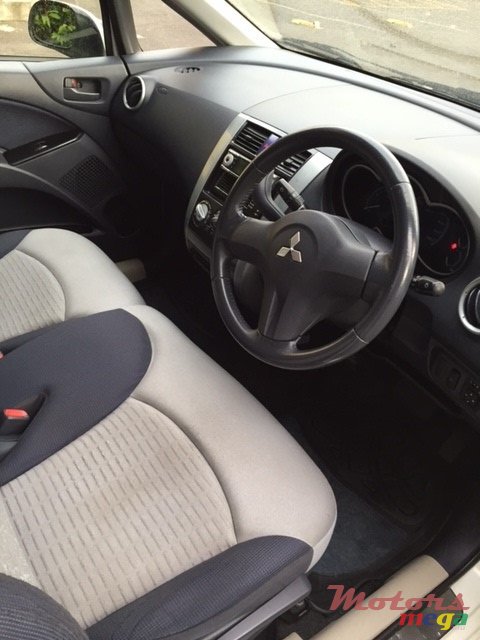 2004' Mitsubishi Colt photo #3