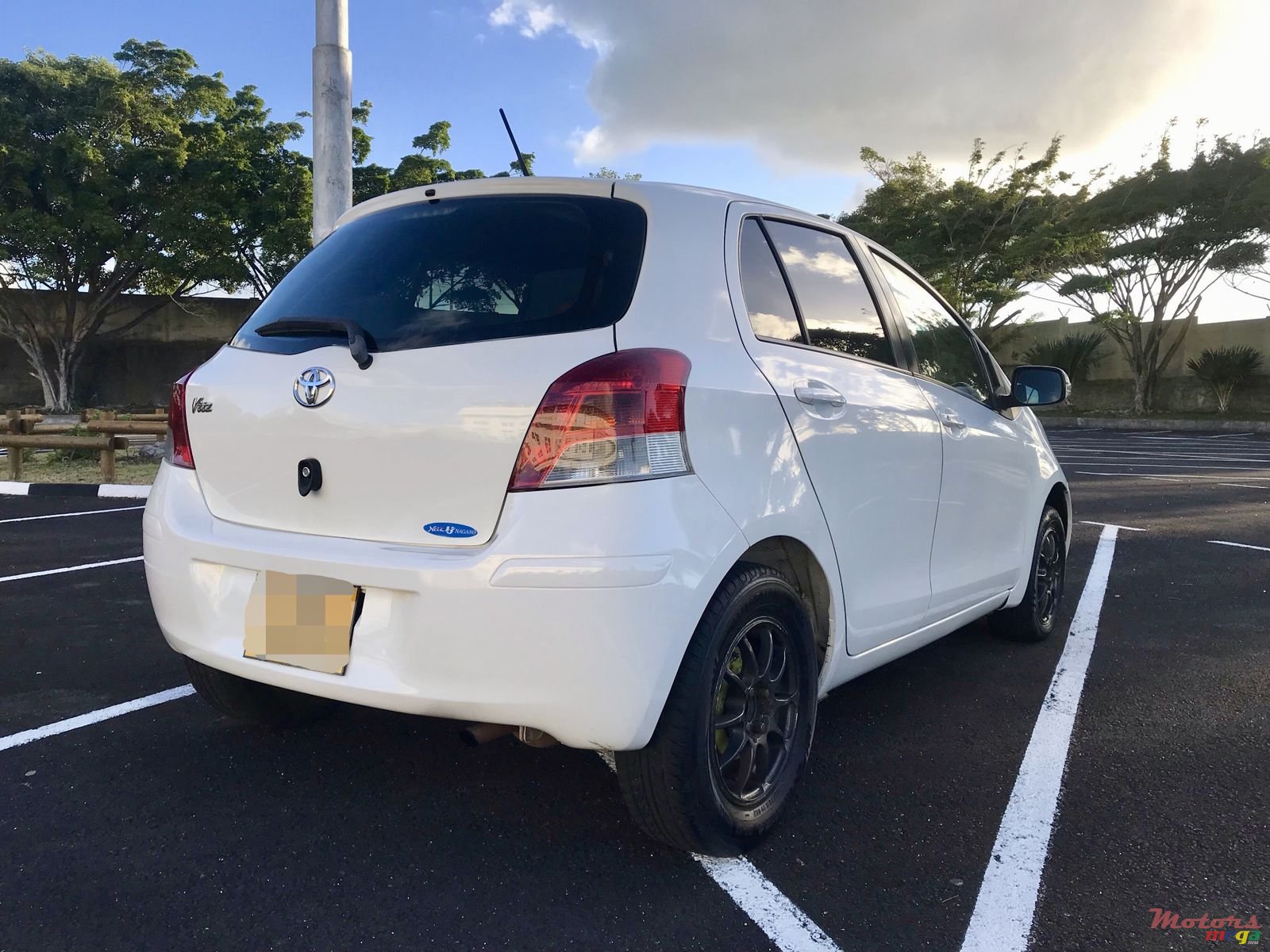 2008' Toyota Vitz photo #3