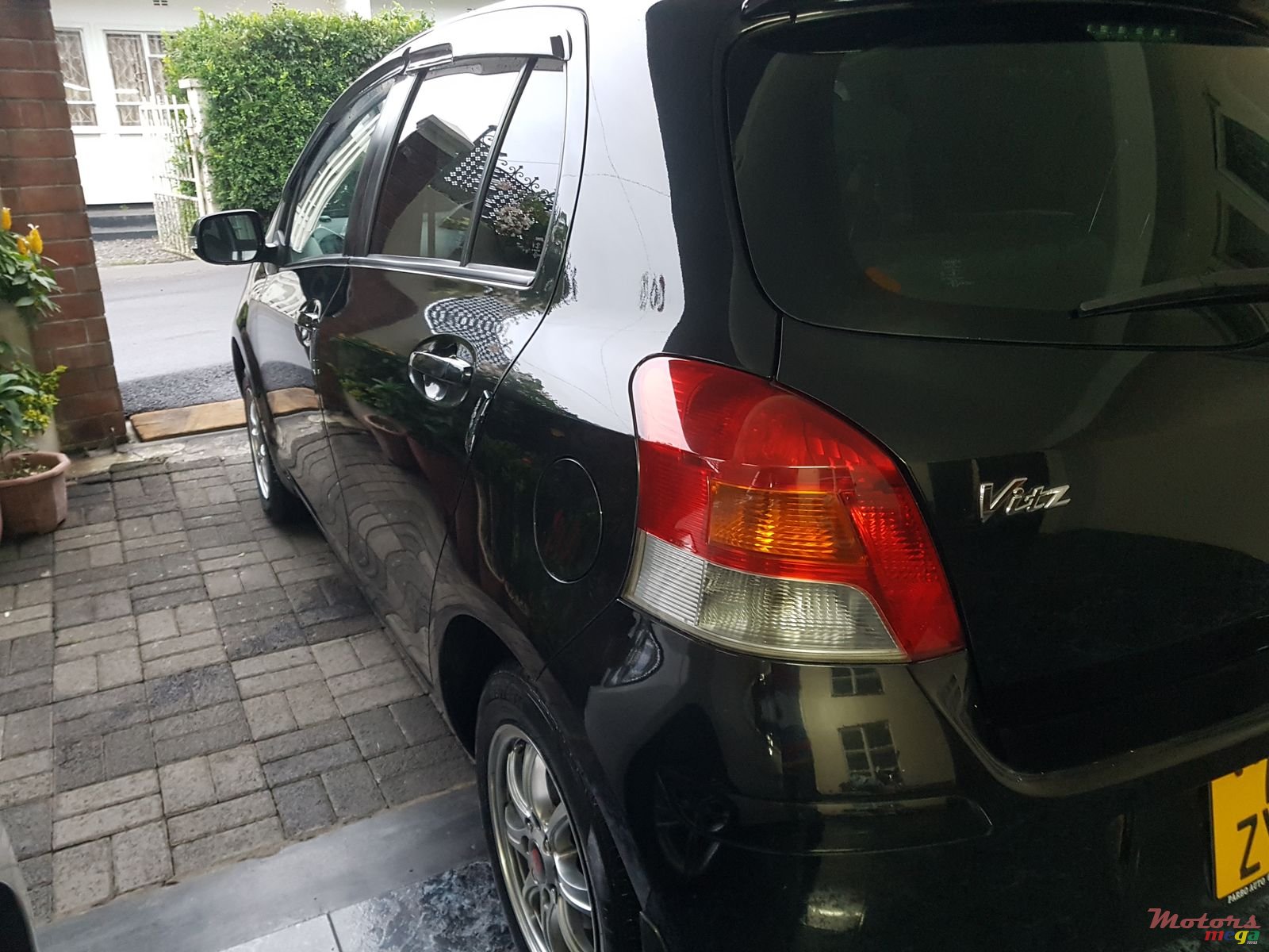 2010' Toyota Vitz photo #3