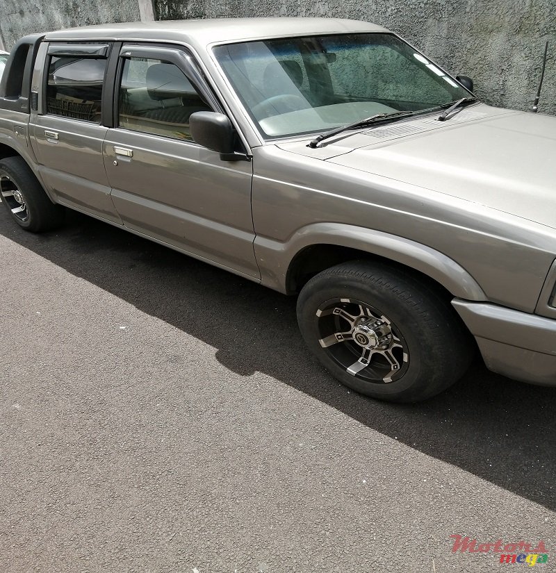 1998' Mazda B2500 photo #1