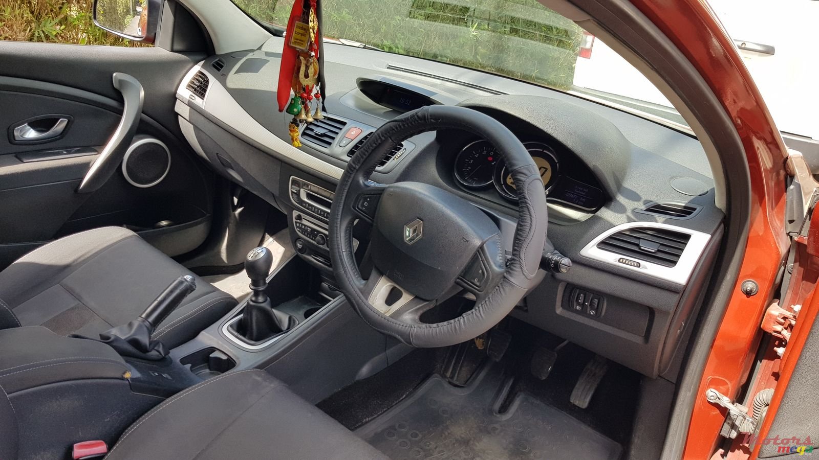 2010' Renault Megane Coupe photo #5