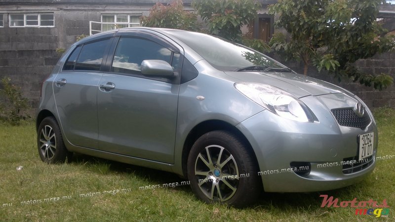 2007' Toyota Vitz photo #2