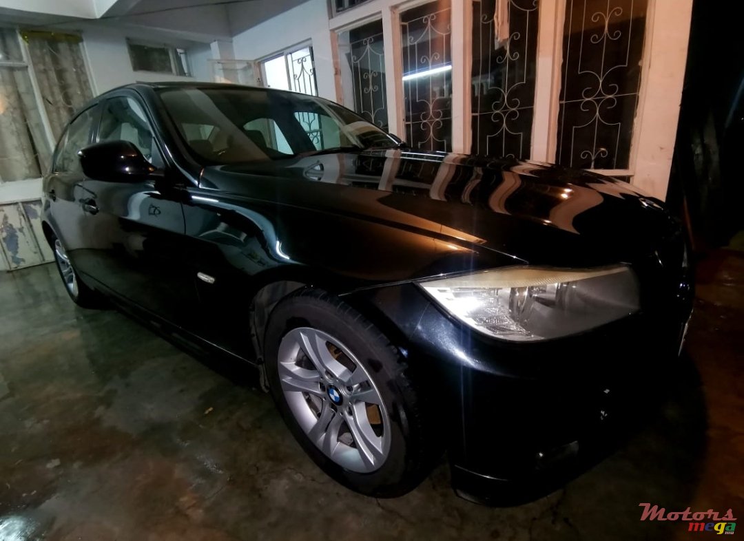 2010' BMW 3 Series 320i photo #5