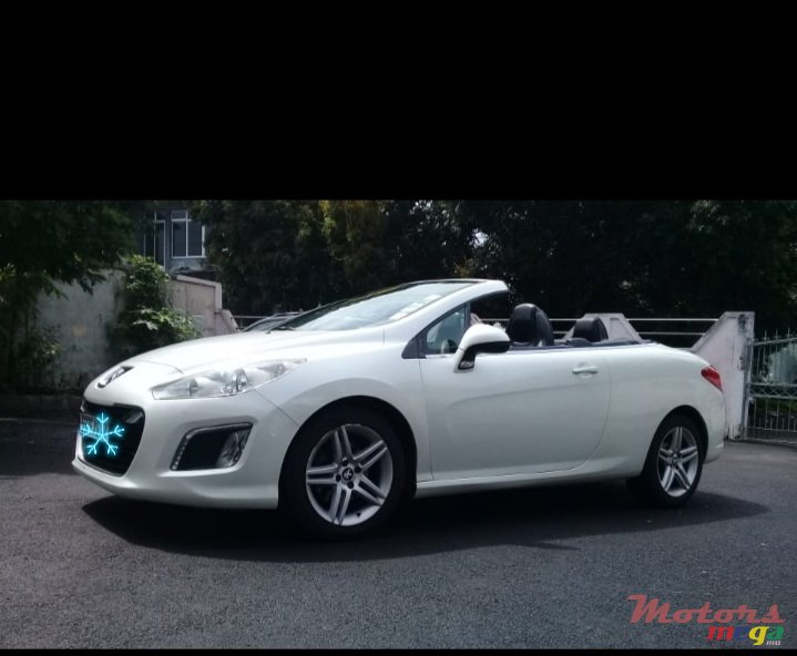 2012' Peugeot 308 Cabriolet photo #3