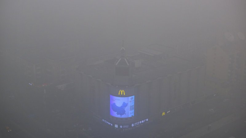 Officials Ban Half of Beijing's Cars Aamid Emergency Smog Alert