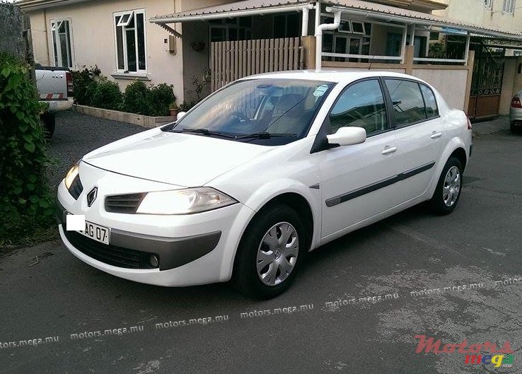 2007' Renault Megane photo #1