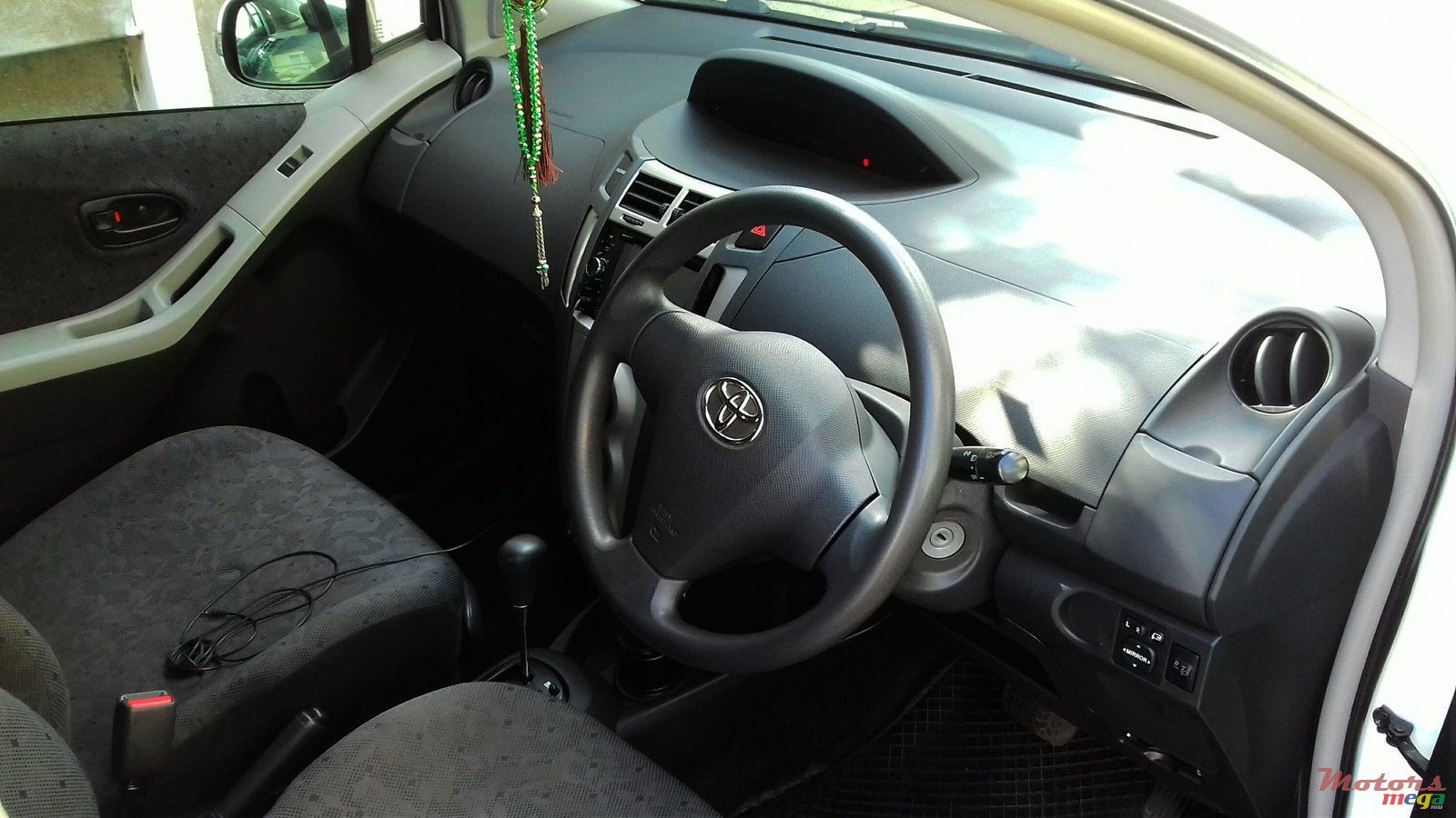 2010' Toyota Vitz 1000cc photo #3