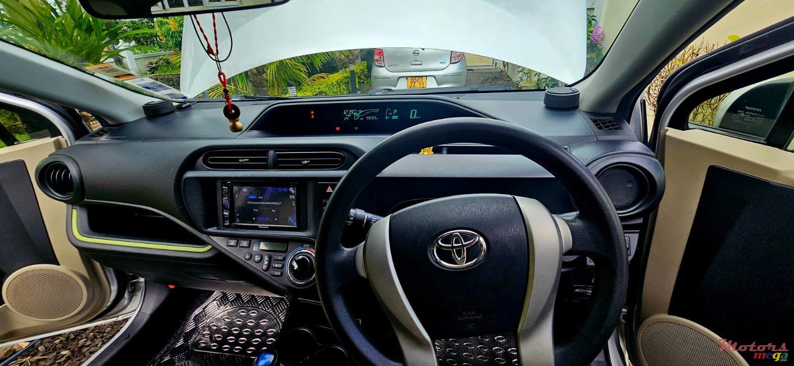 2013' Toyota Aqua photo #3