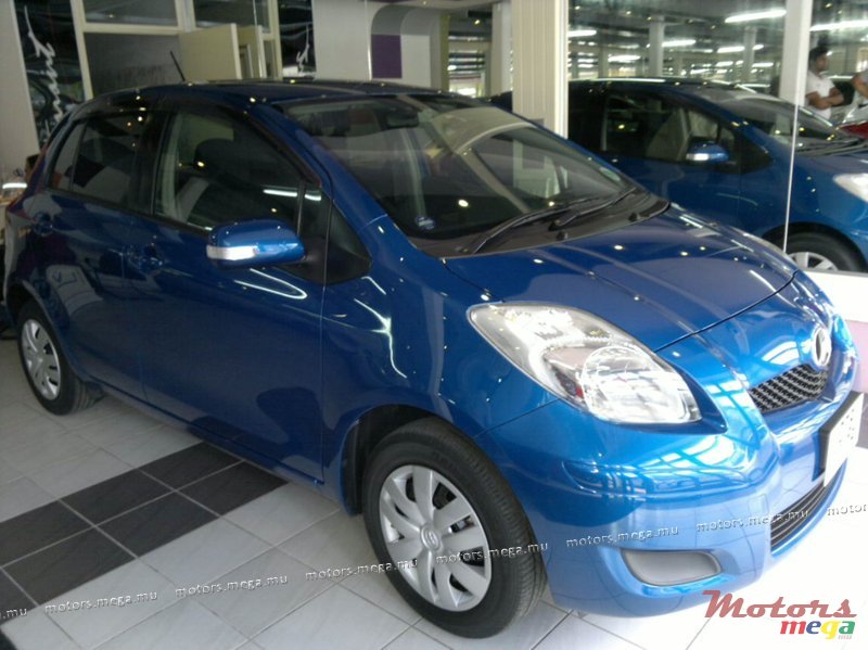 2009' Toyota Yaris vitz photo #2