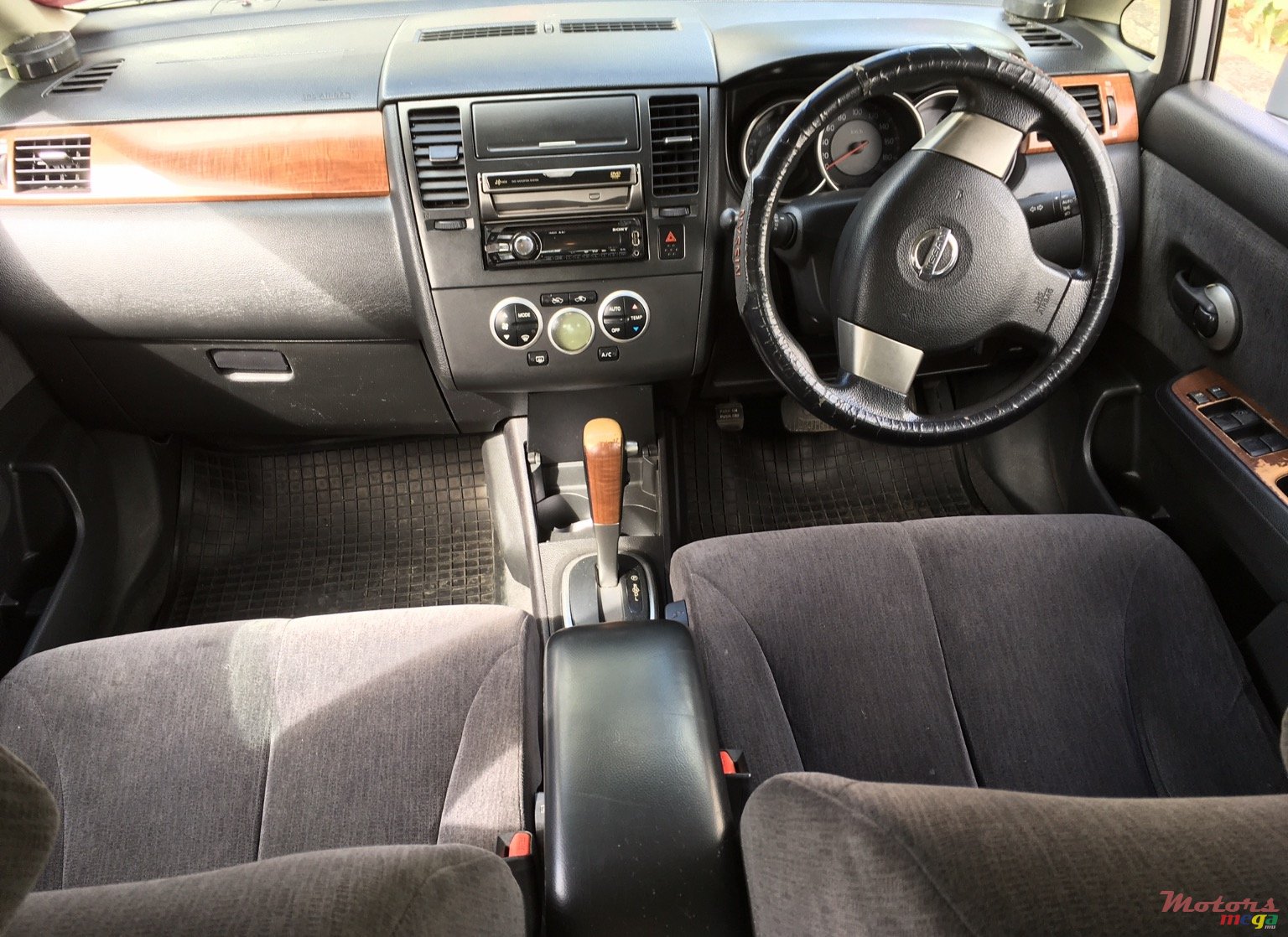 2004' Nissan Tiida photo #2