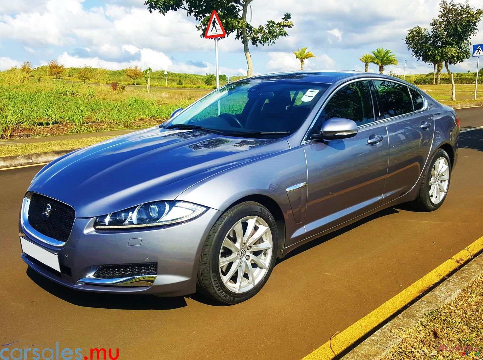 2013' Jaguar XF photo #2