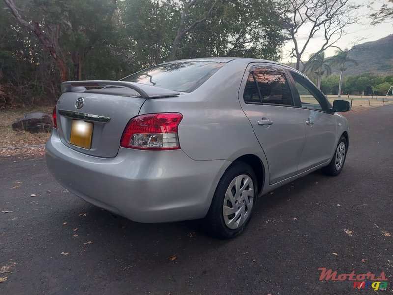 2005' Toyota Belta photo #3