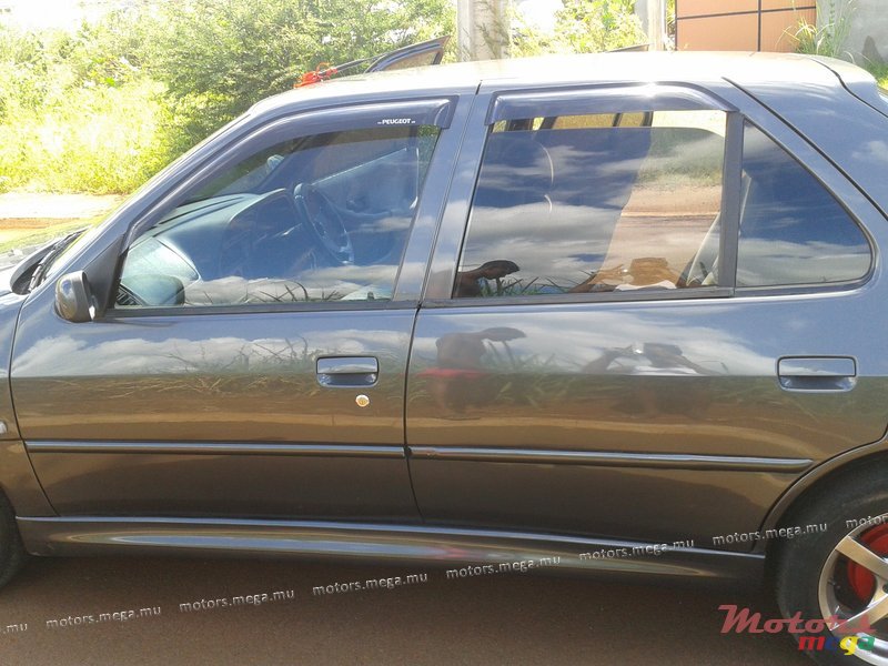 2001' Peugeot photo #1
