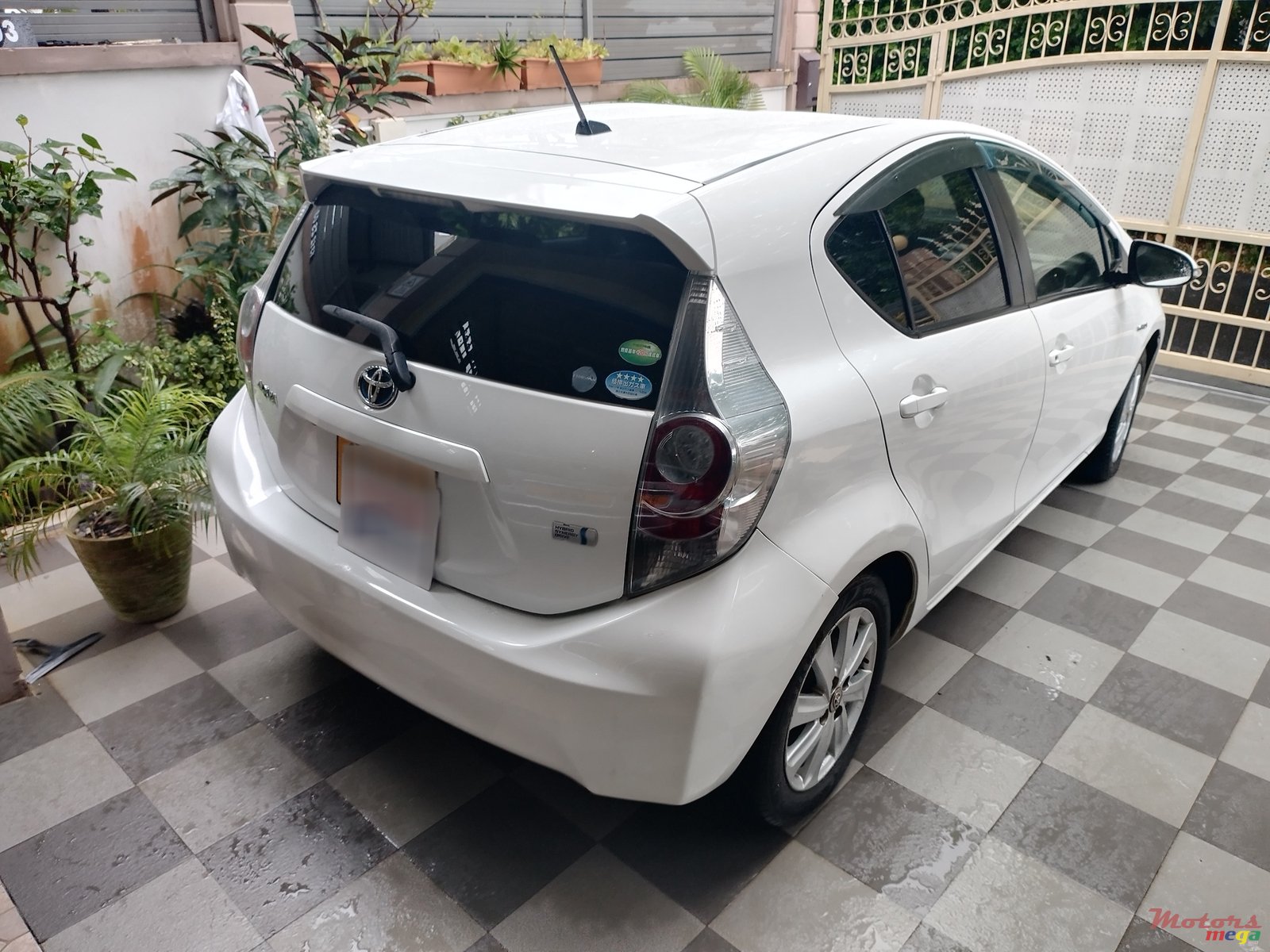 2015' Toyota Aqua photo #3