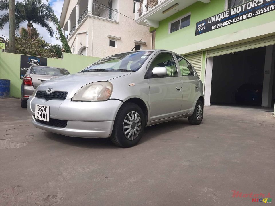 2001' Toyota Vitz photo #2