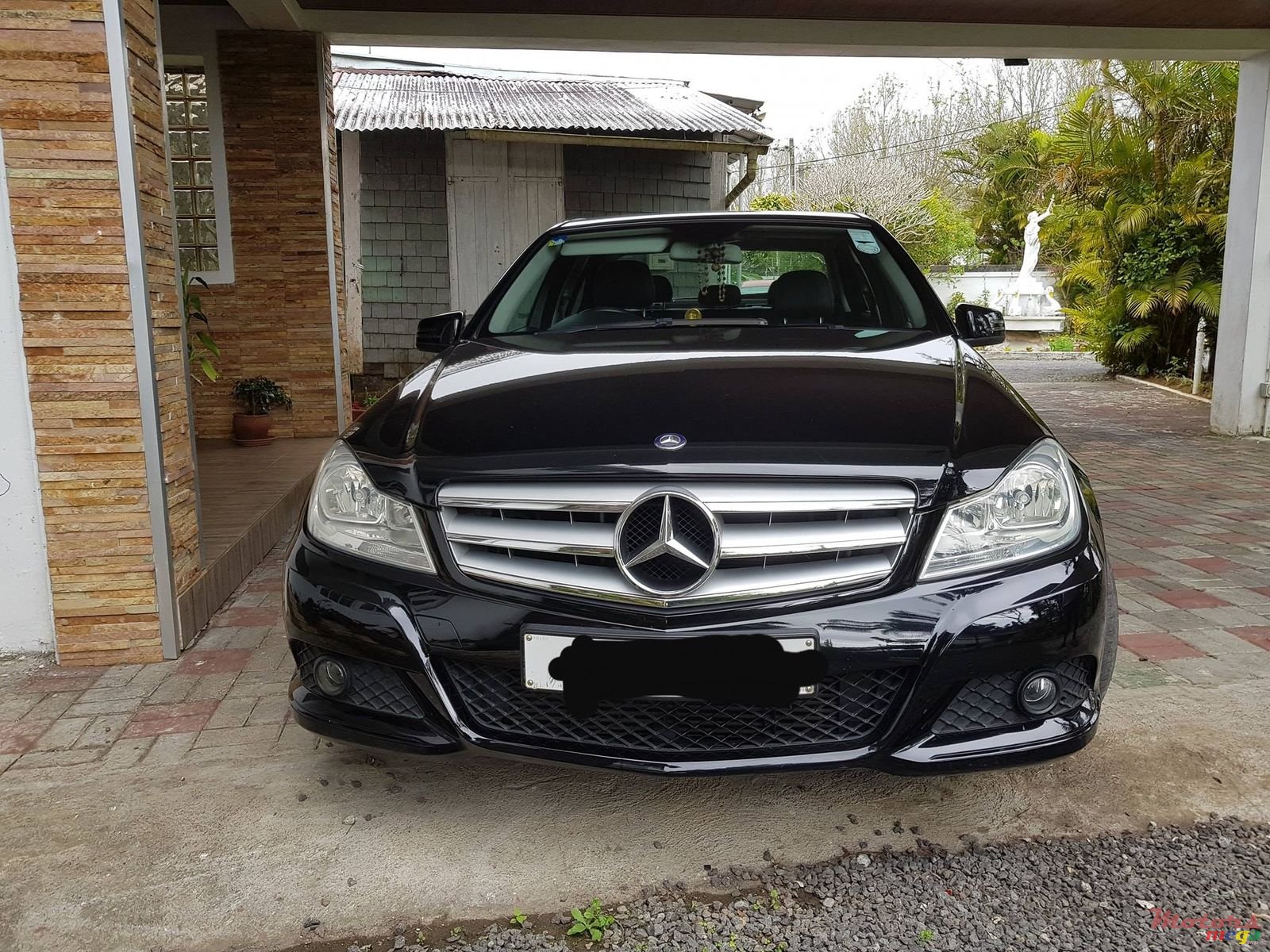 2011' Mercedes-Benz C-Class photo #1