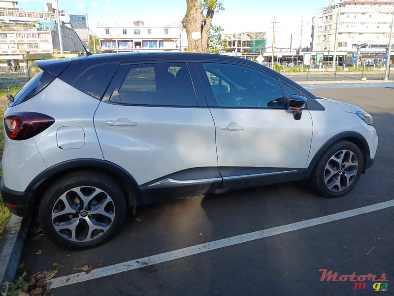 2019' Renault Captur photo #2