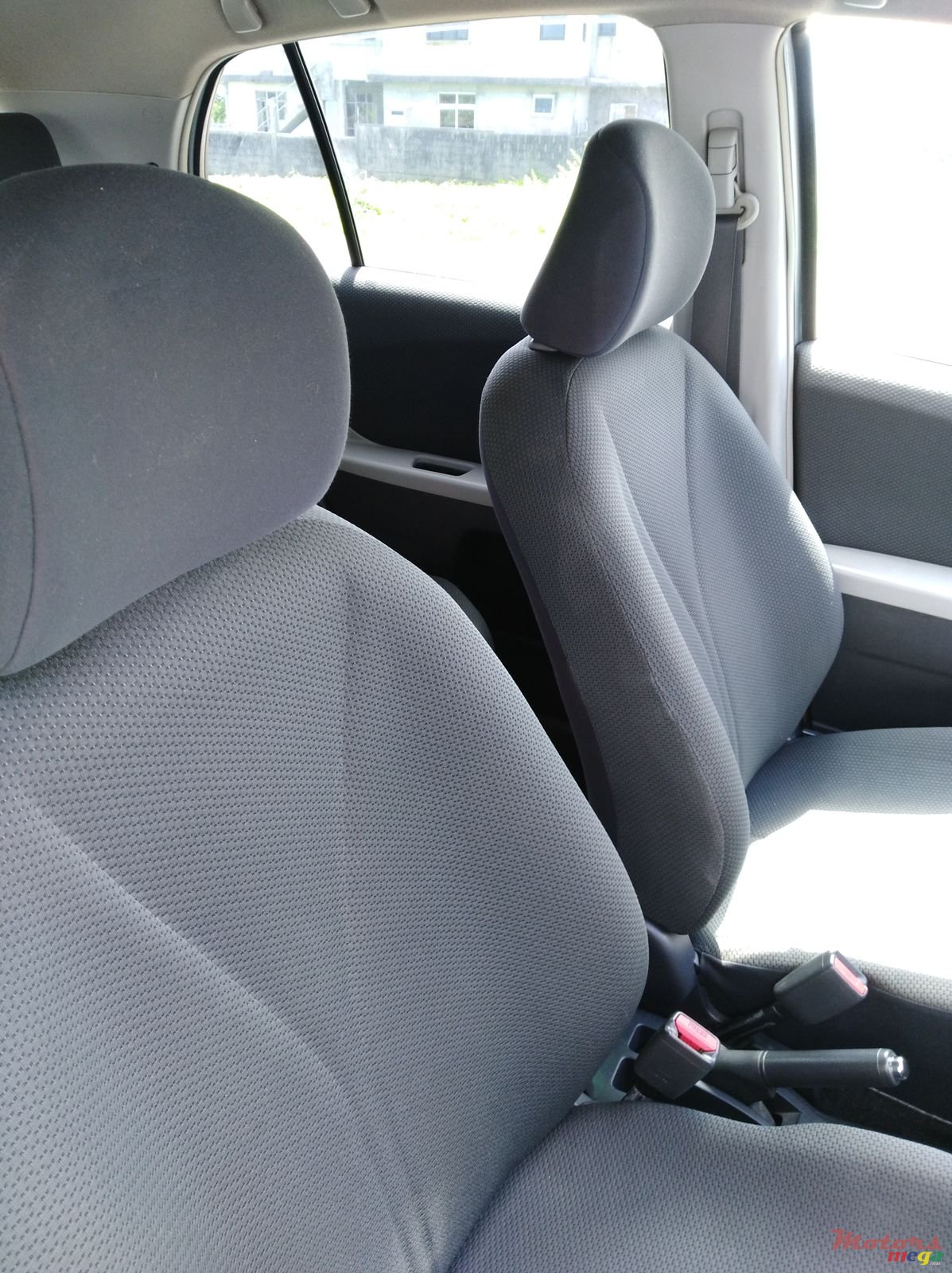 2010' Toyota Vitz photo #2