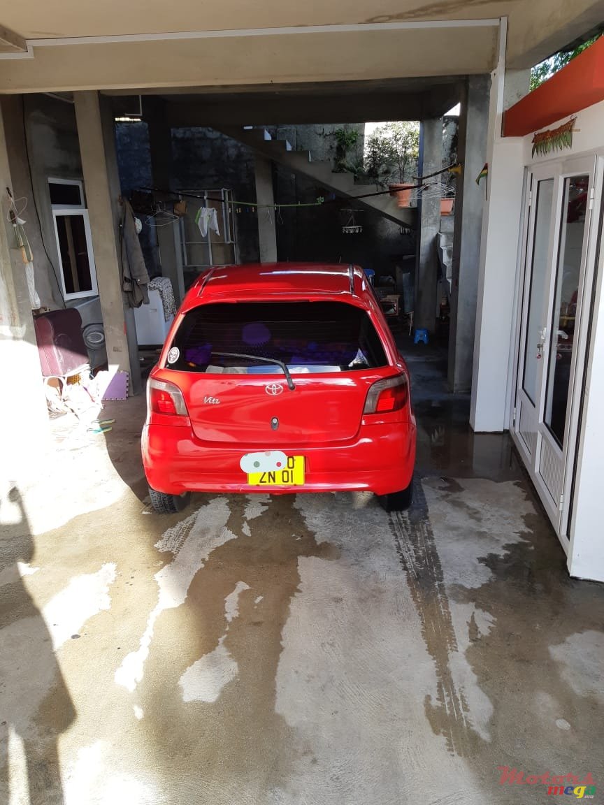 2001' Toyota Vitz photo #1