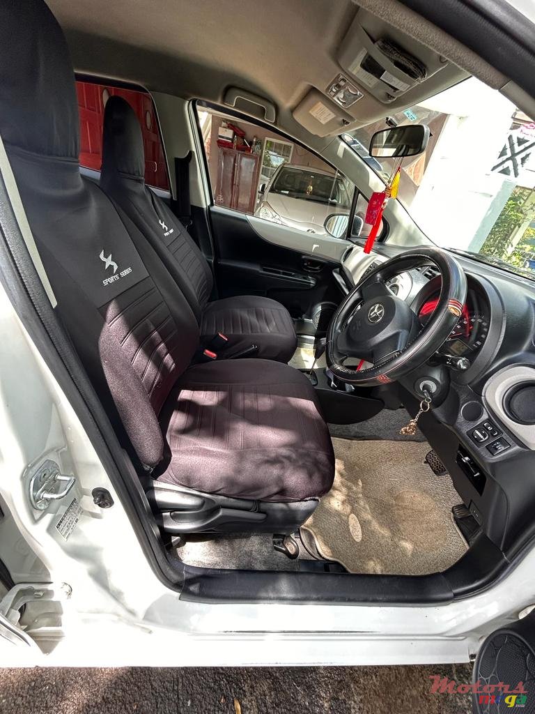 2011' Toyota Vitz photo #4