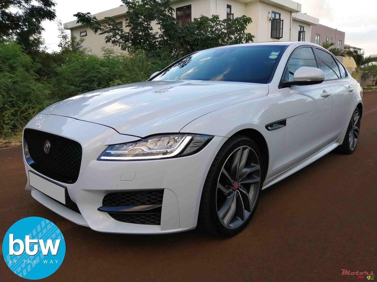 2016' Jaguar XF R Sport Polarise White photo #2