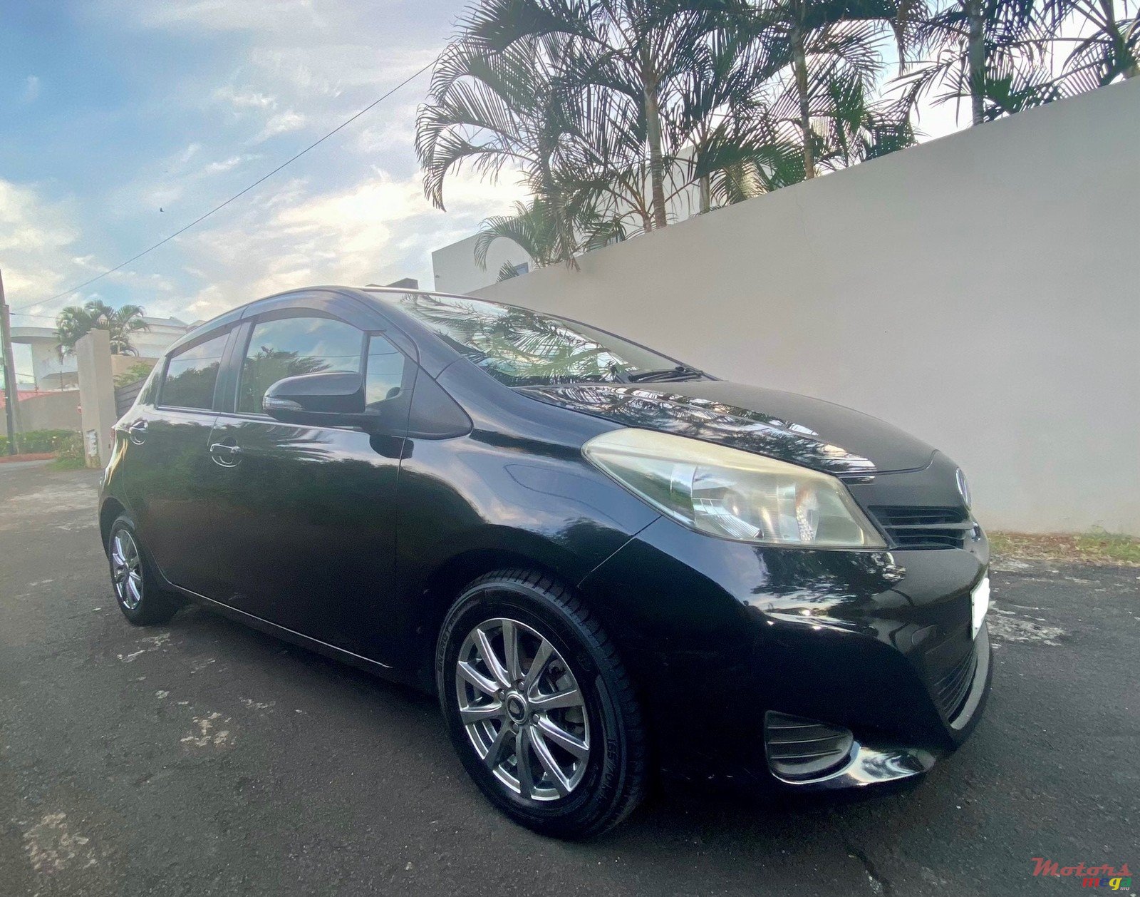 2012' Toyota Vitz photo #2