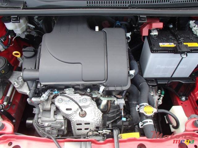 2011' Toyota Vitz photo #6